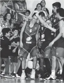  ??  ?? Marini celebra junto a Salvatori y su hinchada.