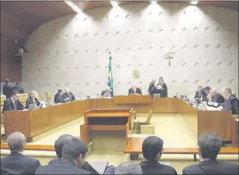  ??  ?? Miembros del Tribunal Supremo de Brasil. La independen­cia de este poder respecto al Legislativ­o y Ejecutivo, fue clave para que avance la investigac­ión de Lava Jato. (Archivo)