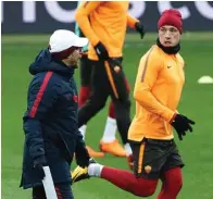  ?? GLEB GARANICH/REUTERS ?? HARMONIS: Pelatih AS Roma Eusebio Di Francesco (kiri) dan Radja Nainggolan saat berlatih di Stadion Metalist, Kharkiv, Ukraina (20/2).