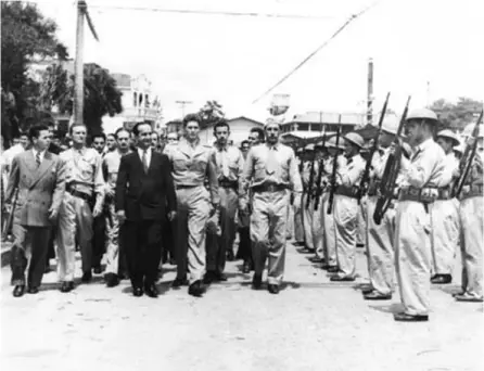  ?? ArcHiVO ?? Si bien el Ejército comenzó a desmantela­rse tras la dictadura de los Tinoco, en 1917, fue José Figueres Ferrer (al frente, centro) quien decidió abolir la institució­n, el 1.° de diciembre de 1948.