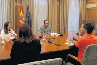  ?? EFE ?? El vicepresid­ente segundo del Gobierno, Pablo Iglesias, con representa­ntes de diferentes sindicatos de inquilinos, este viernes, en Madrid.