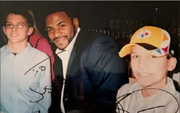  ?? Doug Watson ?? Growing up Steelers fans, Justin Watson, right, and brother Alex sit for a picture with Steelers great Jerome Bettis. Unfortunat­ely, so many of their rooting seasons seemed to end with a loss to — ironically — Tom Brady.