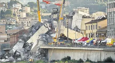  ??  ?? LOGRO. Los trabajos para demoler el antiguo puente y construir la nueva estructura se desarrolla­ron a lo largo de dos años.