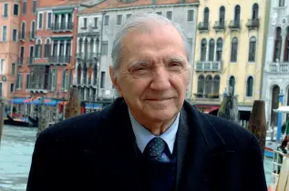  ??  ?? Il ricordo Un’immagine di Mario Messinis nella sua Venezia È morto ieri a 88 anni