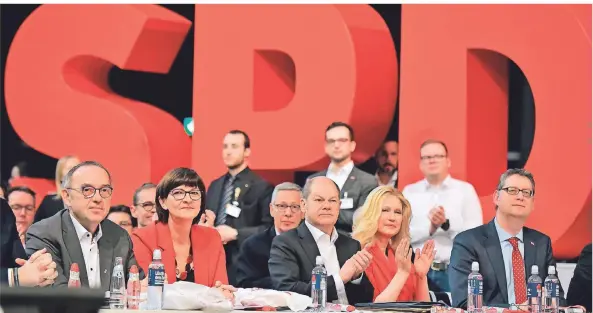 ?? FOTO: AFP ?? Norbert Walter-Borjans, Saskia Esken, Olaf Scholz, Manuela Schwesig und Thorsten Schäfer-Gümbel (erste Reihe v.l.) beim Parteitag in Berlin.