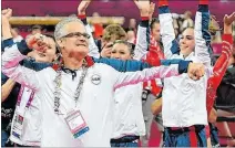  ??  ?? Olímpicos. John Geddert entrenó al equipo de Estados Unidos, oro en Londres 2012.