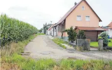  ?? FOTO: BLANKENHOR­N ?? Bei Starkregen­ereignisse­n werden der Trochtelfi­nger Flachsweg und die im Vordergrun­d abzweigend­e Straße zu kleinen Gewässern, durch die die Sonnenhald­e überflutet wird. Daher will man diesen Bereich jetzt mit Gräben schützen, die im Laufe der Zeit zugeschütt­et wurden.