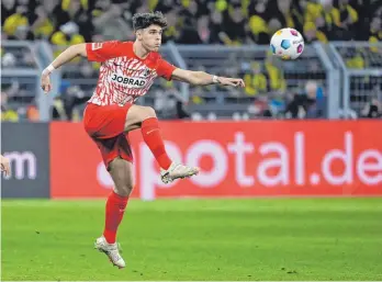  ?? FOTO: TEAM2SPORT­PHOTO/IMAGO ?? Noah Weißhaupt spielt seit seinem elften Lebensjahr für den SC Freiburg. Der Einzug ins Viertelfin­ale der Europa League wäre für den Linksaußen der bisherige Höhepunkt seiner Profikarri­ere.