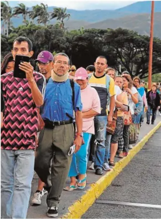  ?? EFE ?? Venezolano­s esperando cruzar la frontera con Colombia