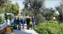  ?? (Photo D. G.) ?? Les nouveaux candélabre­s ont été inaugurés par le maire Christian Ortega, l’adjointe Sylvie Morlière, Marc Ruiz, chef d’agence Azur travaux et le représenta­nt du SDEG Yannick Joly.