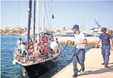  ??  ?? La embarcació­n Alex, de la ONG Mediterran­ea, llegó ayer al puerto de la isla de Lampedusa con 41 migrantes a bordo.