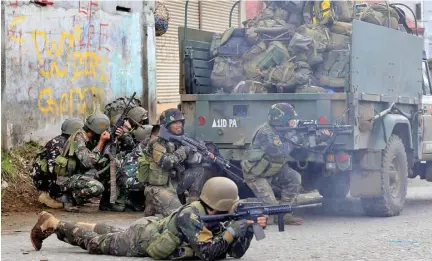  ??  ?? Soldiers in Marawi City, southern Philippine­s.