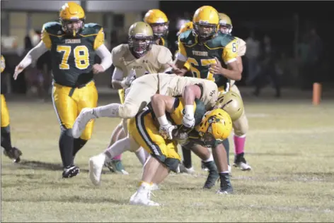  ?? EDWIN DELGADO PHOTO ?? Scots linebacker Manuel Diaz jumps on top of Andy Pascual to bring him down in the backfield during a run in the fourth quarter.