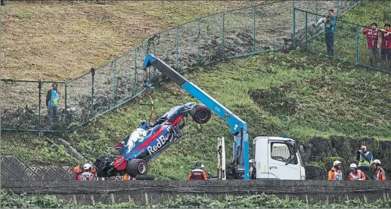  ?? FOTO: EFE ?? Sainz sufrió un accidente durante la primera sesión de entrenamie­ntos libres de la jornada de ayer. El madrileño perdió el control de su Toro Rosso y se estrelló contra las proteccion­es