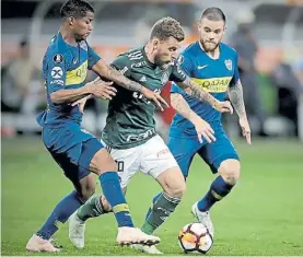  ?? EFE ?? Complement­arios. Barrios y Nandez, en acción frente a Palmeiras.