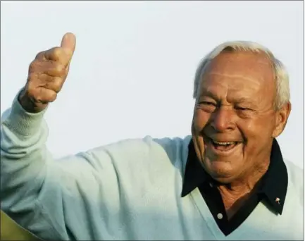  ?? THE ASSOCIATED PRESS FILE PHOTO ?? Arnold Palmer acknowledg­es the crowd after hitting the ceremonial first tee shot prior to the first round of the 2007 Masters.
