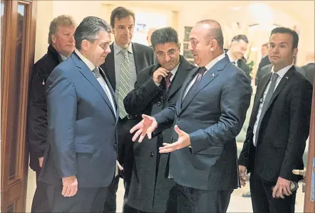  ?? [ APA ] ?? Treffen in gespannter Atmosphäre. Außenminis­ter Gabriel (l.) empfing den türkischen Außenminis­ter Cavu¸¸soglu˘ (zweiter von r.)