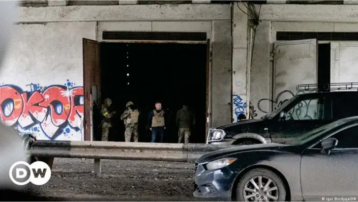 ?? Igor Burdyga/DW ?? Civiles y soldados ucranianos se protegen de un ataque ruso en Jersón.