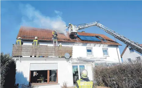  ?? FOTO: WARNACK ?? In einem Wohngebäud­e in der Eichenau hat die Feuerwehr einen offenen Dachstuhlb­rand durch schnelles Eingreifen verhindert.