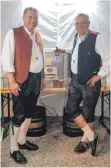  ?? FOTO: VEREIN FÜR STÄDTEPART­NERSCHAFT ?? Bopfingens Bürgermeis­ter Gunter Bühler (links) half am Bopfinger Stand beim Volksfest „Sette Dolori“der italienisc­hen Partnersta­dt Russi tatkräftig beim Bieraussch­ank.