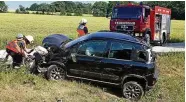  ??  ?? Der Fiat Panda des verunglück­ten Rudolstädt­ers erlitt Totalschad­en und wurde abgeschlep­pt.