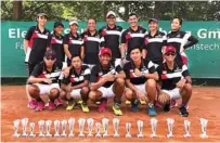  ?? PP PELTI ?? PERKASA: Tim soft tenis Indonesia berfoto bersama 19 trofi yang mereka borong di turnamen German Open yang berlangsun­g di Frankfurt 1–3 Juni lalu.