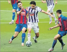  ?? FOTO: EFE ?? Duelo de igual a igual
El Eibar se llevó el gato al agua pero el Valladolid lo intentó