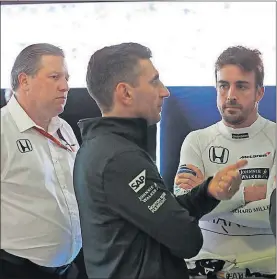  ??  ?? EN EL GARAJE. Zak Brown, Andrea Stella y Fernando Alonso.