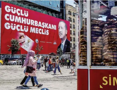  ?? Ansa ?? Erdogan ovunqueI cartelloni pubblicita­ri che celebrano il presidente al potere dal 2003 e una delle sue ultime manifestaz­ioni elettorali a Istanbul