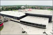  ?? BILD: TORSTEN VON REEKEN ?? In der großen EWE-Arena (im Bild rechts) muss für die Handball-WM 2017 umgebaut werden.