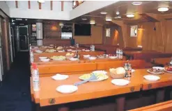  ??  ?? Comedor. En el interior de la embarcació­n los marineros disponen de comodidade­s para alimentars­e mientras están en alta mar.