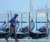  ?? (foto Andrea Merola) ?? In bianco Venezia è stata immortalat­a dagli scatti dei turisti. Molte le cadute sui ponti