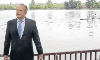  ?? PSM-PSOE ?? Antonio Miguel Carmona, ante el lago de la Casa de Campo