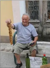  ??  ?? Croisé dans la rue principale de Skradin, Josip, le vendeur de figues et d’huile d’olive.