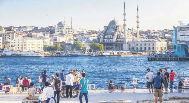  ?? ?? People enjoy the sunny weather in Emiönü, Istanbul, Türkiye, Feb. 16, 2024.