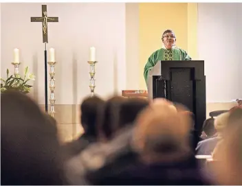  ?? RP-FOTO: MARKUS VAN OFFERN ?? Pastor Alois van Doornick bei seiner Platt-Predigt in St. Mariä Himmelfahr­t.