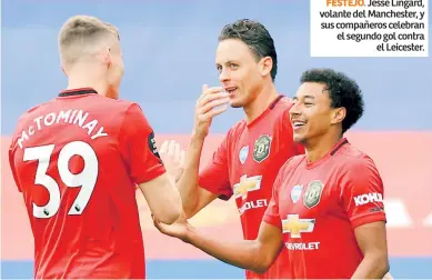  ??  ?? FESTEJO. Jesse Lingard, volante del Manchester, y sus compañeros celebran el segundo gol contra el Leicester.