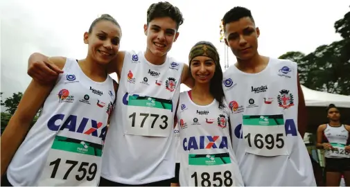  ?? Anderson Coelho ?? A equipe londrinens­e do 4x400 metros misto fechou a competição também com quebra de recorde com 3 minutos e 45 segundos