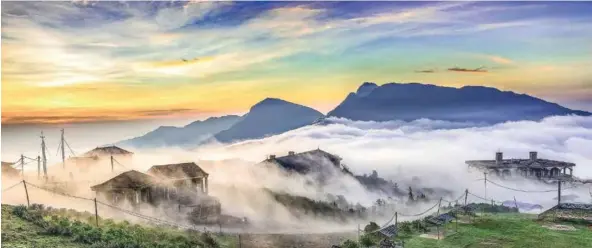  ?? VNA/VNS Photos Anh Tuấn ?? MISTY MOUNTAIN: Top of the mountain was covered with mist, making visitors feel like they are walking on clouds.