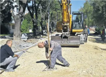  ??  ?? Prašina i buka bagera “Dela” se punom parom kako za blagdan Svih Svetih ne bi nastao prometni kolaps