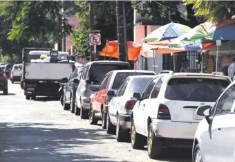  ??  ?? Tanto en inmediacio­nes de la Essap como de la ANDE, decenas de ciudadanos infractore­s estacionan en donde está prohibido. La PMT no actúa en estos lugares, pese a que el problema es conocido.