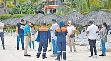  ?? SUMINISTRA­DA ?? La visita de funcionari­os de la Alcaldía y de la Dimar a establecim­ientos de la zona insular.