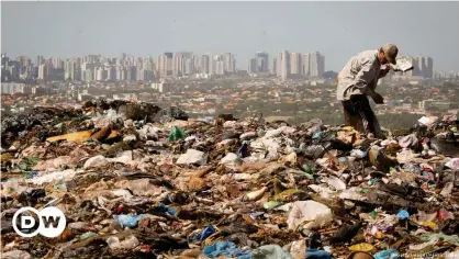  ??  ?? En América Latina y El Caribe se recicla menos del 5% de los más de 200 millones de toneladas de residuos generados anualmente, según el BID.