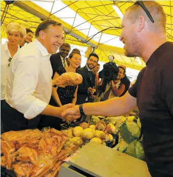  ?? PHOTO PASCAL HUOT ?? François Legault privilégie les bains de foule aux rencontres militantes, comme ici au Marché public de Sainte-foy, car son parti a peu de membres.