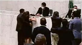  ?? Reprodução ?? Flagrado por câmera do plenário da Assembleia paulista, o momento em que o deputado Fernando Cury, do Cidadania, toca por trás o corpo da deputada
Isa Penna (PSOL)