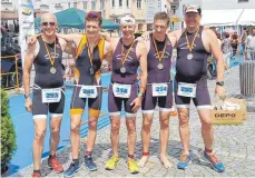  ?? FOTO: VEREIN ?? Strahlende Herlazhofe­r Triathlete­n im Ziel in Lauingen ( von links): Christian Westermaye­r, Tim Weilhammer, Werner Utz, Moritz Ratzmann und Rainer Schmid