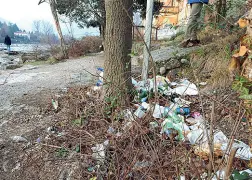  ??  ?? Immondizie I rifiuti lasciati lungo le rive del Brenta vicino a Ponte Vecchio nonostante i controlli del Comune