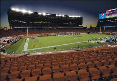  ?? PHOTOS BY NHAT V. MEYER — STAFF PHOTOGRAPH­ER ?? The San Francisco 49ers kick off to the Los Angeles Rams in the second quarter at Levi’s Stadium in Santa Clara on Sunday.