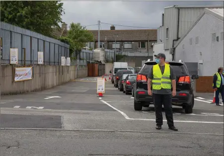  ??  ?? Traffic stewards were put in place on the Wexford Road on Thursday to manage the volume of cars queuing for the McDonald’s Drive Thru.