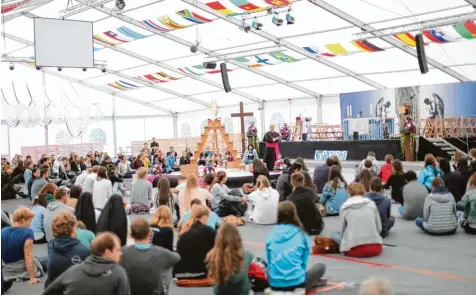  ?? Fotos: Alexander Kaya ?? Einer der Gäste auf dem Prayerfest­ival ist der Schweizer Weihbischo­f Marian Eleganti (Mitte, neben dem Kreuz stehend). Sein Vortrag dauerte eine Dreivierte­lstunde. Die jun gen Teilnehmer des Prayerfest­ivals hörten ihm aufmerksam zu.